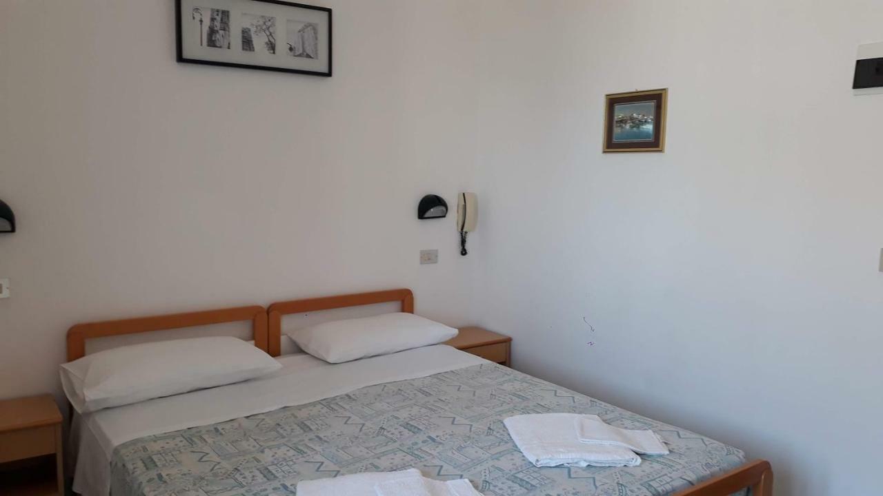 Hotel Rosa Римини Екстериор снимка